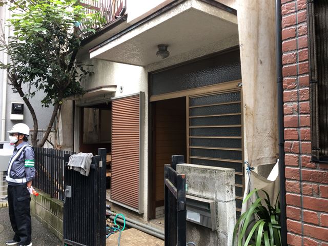 東京都文京区千駄木の木造2階建て家屋解体工事前の様子です。